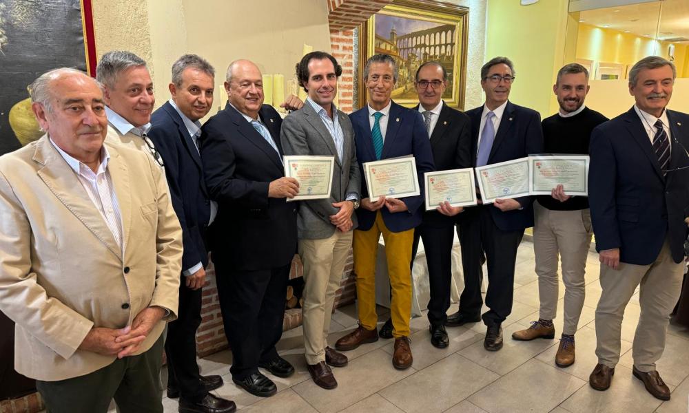 El Consejo de Colegios Profesionales de Odontólogos y Estomatólogos de Castilla y León entrega las Insignias de Honor a todos sus presidentes en reconocimiento a su labor a favor de la profesión y de los pacientes 