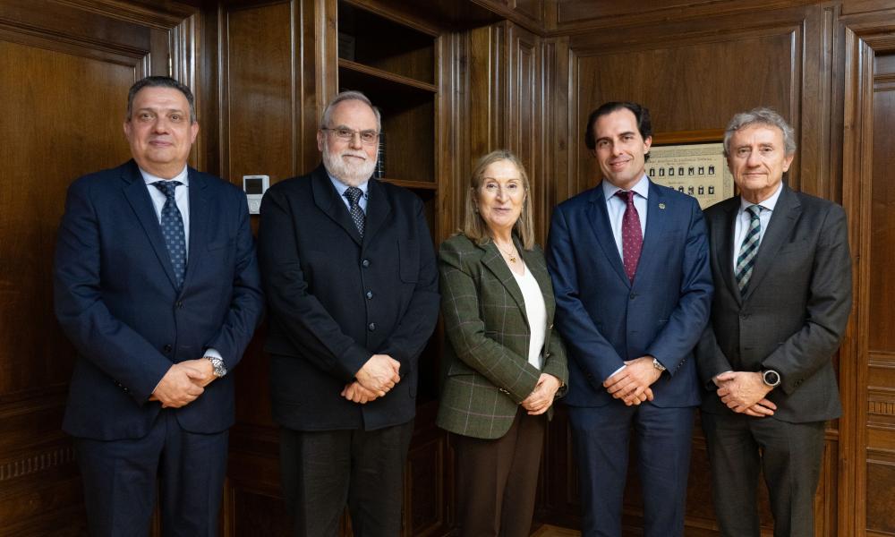 El Presidente del Colegio y el Director Gerente se reúnen con Dª. Ana Pastor, Presidenta de A.M.A., la Mutua de los profesionales sanitarios  